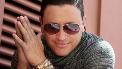 Photo of Elvis Crespo, feliz de darle vida al género tropical con voz de «platanero
