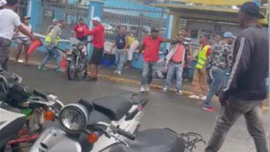 Photo of VIDEO: Motoristas sacan sus machetes y se enfrentan por un pasajero en SFM